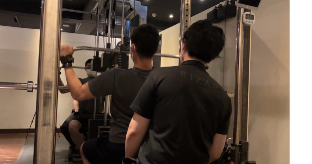 ラットプルダウンをいう背中を鍛える筋力トレーニングの画像