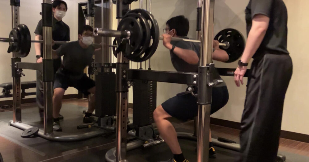 スクワットという全身を鍛えるための筋力トレーニングの画像